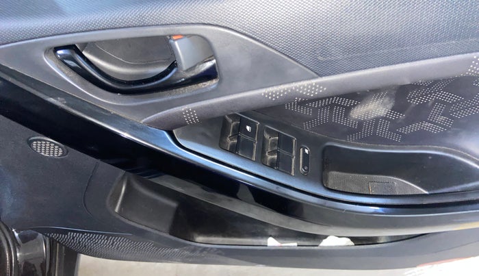 2021 Tata NEXON XZA PLUS (O) PETROL DARK EDITION, Petrol, Automatic, 87,304 km, Driver Side Door Panels Control