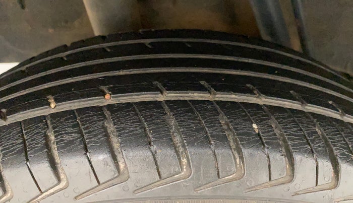 2017 Renault Kwid RXL, Petrol, Manual, 40,617 km, Right Rear Tyre Tread