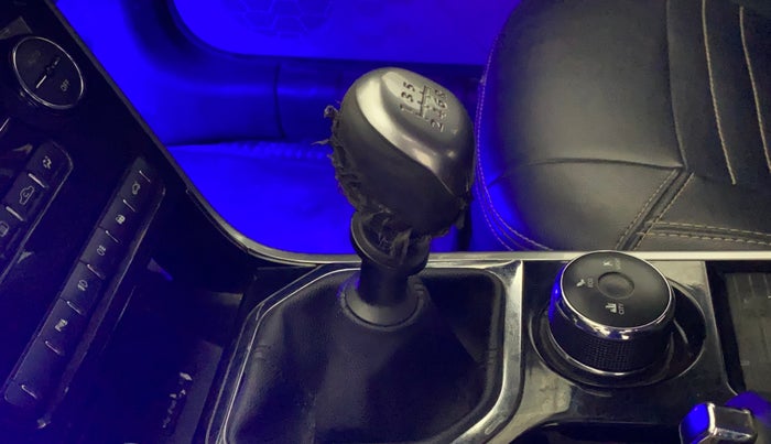 2018 Tata NEXON XZ PLUS DIESEL, Diesel, Manual, 70,896 km, Gear lever - Knob cover torn