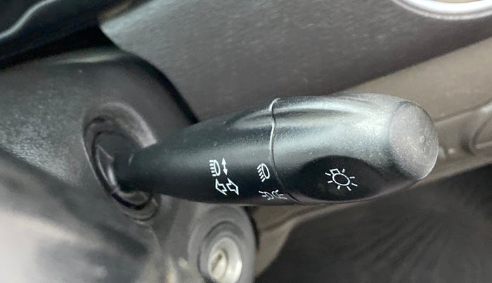 2012 Hyundai i10 SPORTZ 1.2 AT, Petrol, Automatic, 76,041 km, Combination switch - Turn Indicator not functional