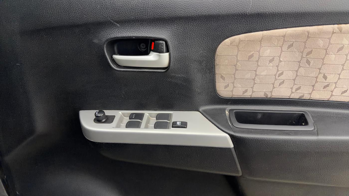2016 Maruti Wagon R 1.0 VXI, Petrol, Manual, 29,409 km, Driver Side Door Panels Control