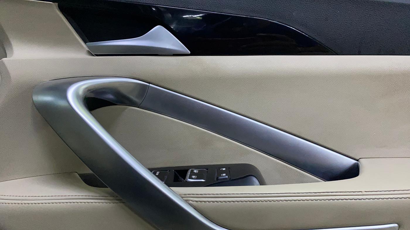 2021 MG HECTOR SHARP 1.5 PETROL CVT, Petrol, Automatic, 61,025 km, Driver Side Door Panels Control