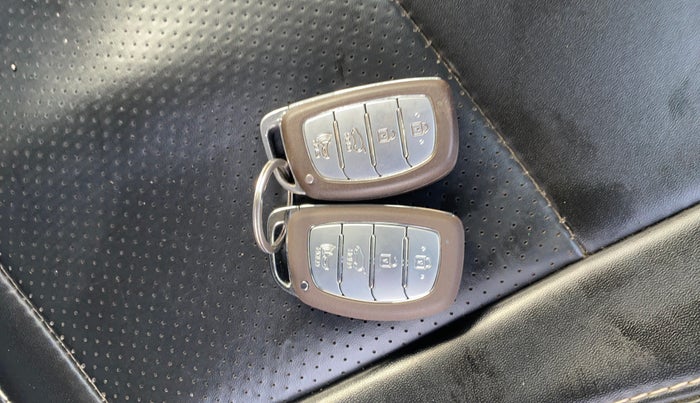 2019 Hyundai VENUE SX PLUS 1.0 TURBO DCT DUAL TONE, Petrol, Automatic, 29,566 km, Key Close Up