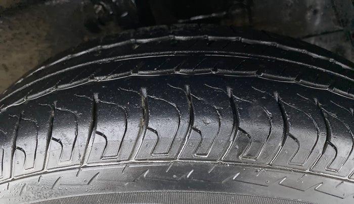 2017 Maruti Swift VXI D, Petrol, Manual, 55,354 km, Right Front Tyre Tread