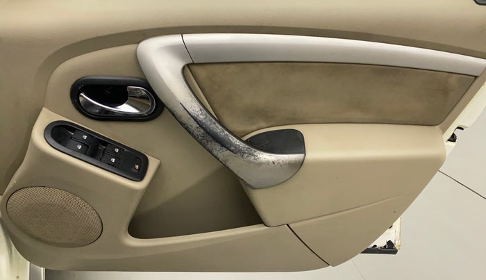 2015 Nissan Terrano XL (P), Petrol, Manual, 82,883 km, Driver Side Door Panels Control