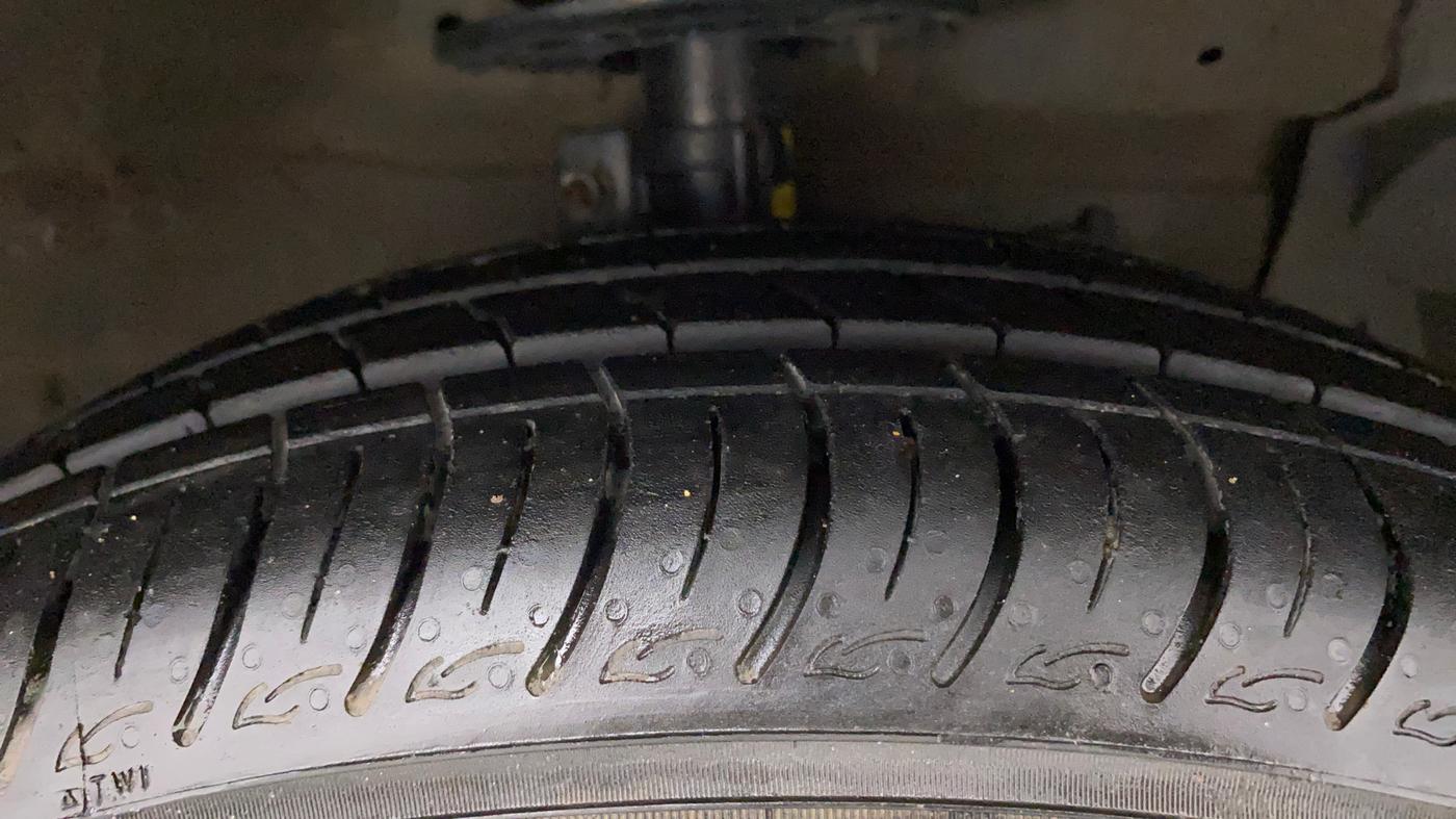 2016 Maruti Ciaz VDI+ SHVS, Diesel, Manual, 78,672 km, Right Front Tyre Tread