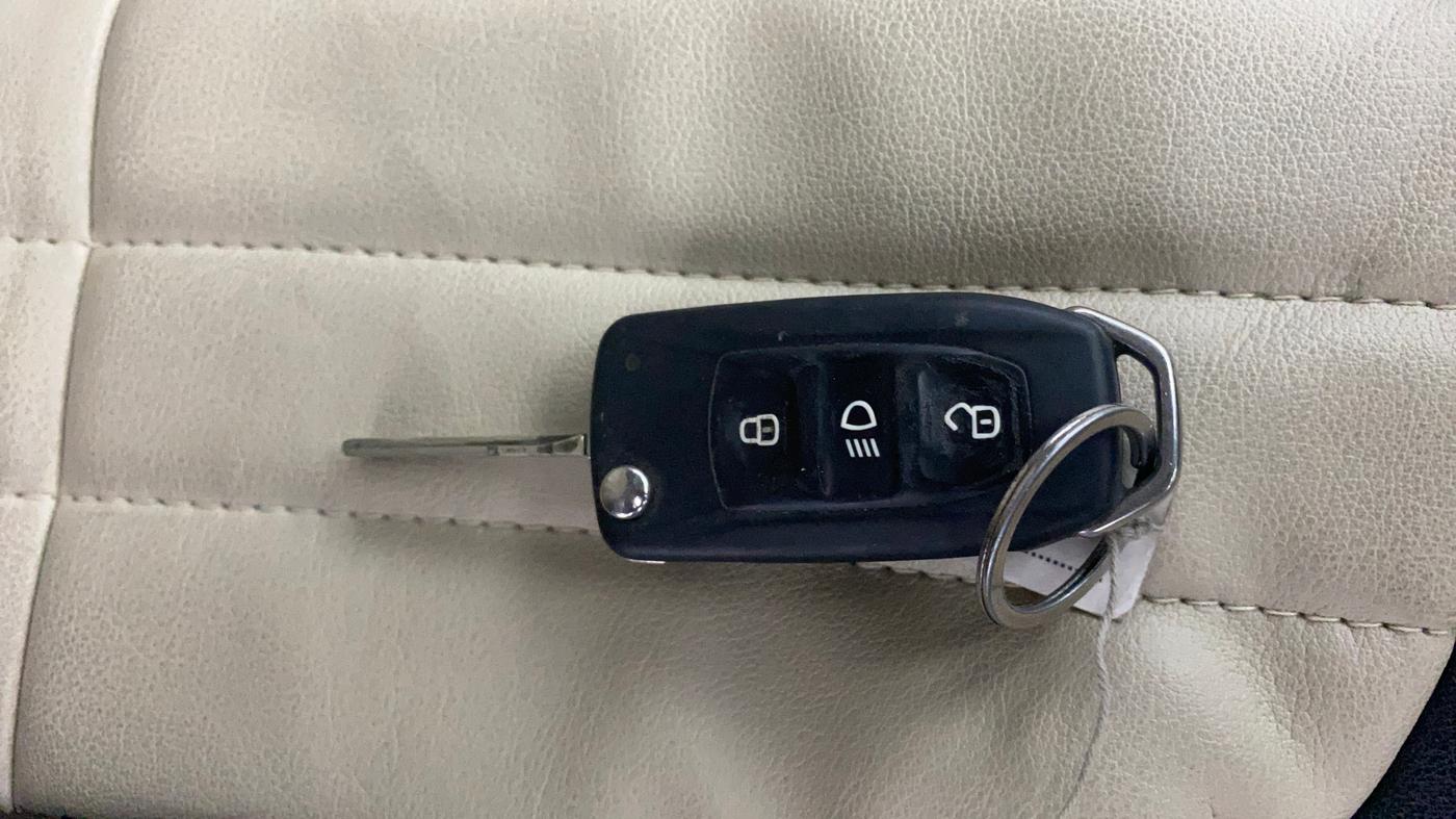 2018 Tata NEXON XM PETROL, CNG, Manual, 88,884 km, Key Close Up