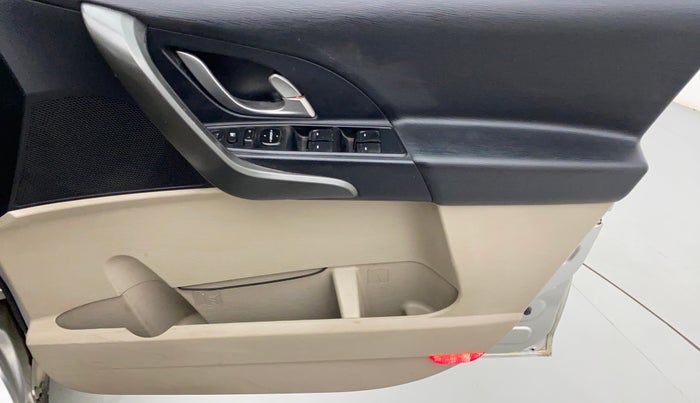 2016 Mahindra XUV500 W10 AT FWD, Diesel, Automatic, 94,738 km, Driver Side Door Panels Control
