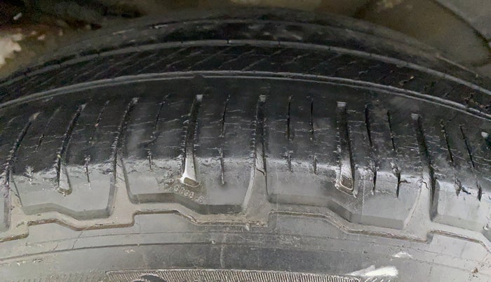 2016 Mahindra XUV500 W10 AT FWD, Diesel, Automatic, 94,738 km, Right Rear Tyre Tread