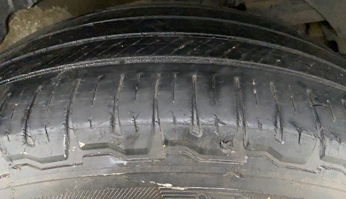 2016 Mahindra XUV500 W10 AT FWD, Diesel, Automatic, 94,738 km, Right Front Tyre Tread