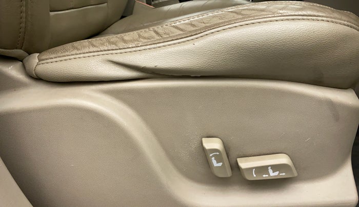 2016 Mahindra XUV500 W10 AT FWD, Diesel, Automatic, 94,738 km, Driver Side Adjustment Panel