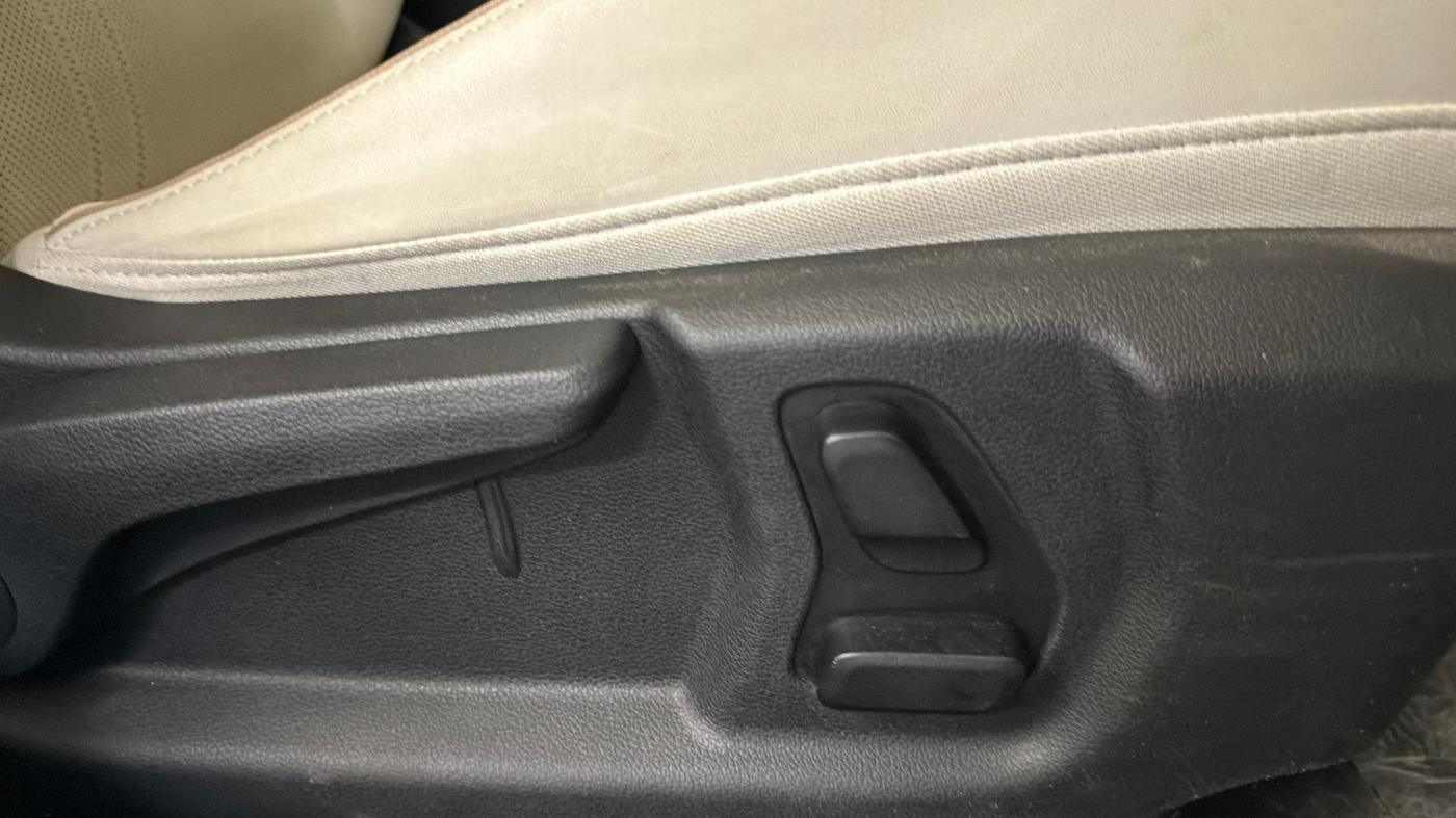 2025 Hyundai Verna SX(O) 1.5 MPI IVT , Petrol, Automatic, 4,019 km, Driver Side Adjustment Panel