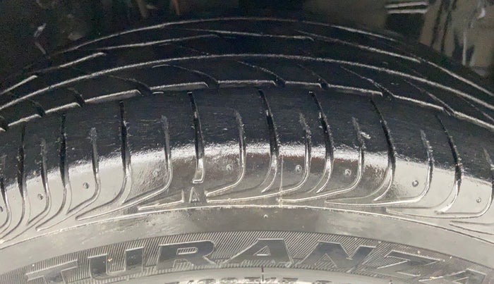 2018 Toyota YARIS V MT, Petrol, Manual, 16,676 km, Right Front Tyre Tread