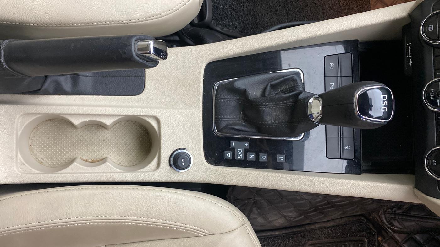 2018 Skoda Octavia L&K 1.8 TSI AT, Petrol, Automatic, 76,751 km, Gear Lever