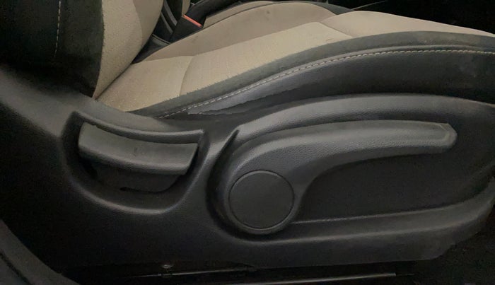 2017 Hyundai Elite i20 SPORTZ 1.2, Petrol, Manual, 86,854 km, Driver Side Adjustment Panel