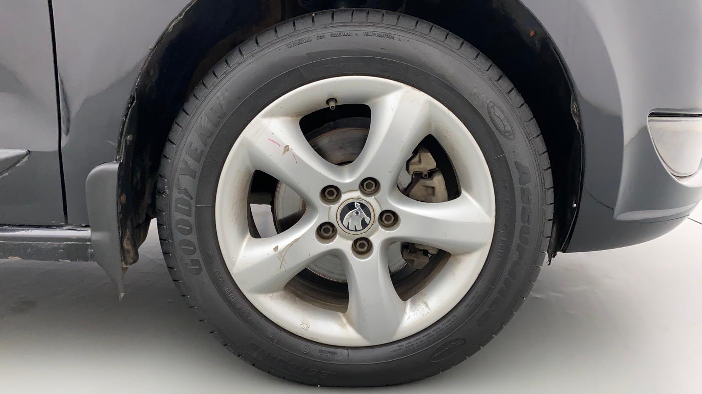 2013 Skoda Rapid ELEGANCE 1.6 MPI MT, Petrol, Manual, 42,359 km, Right Front Wheel