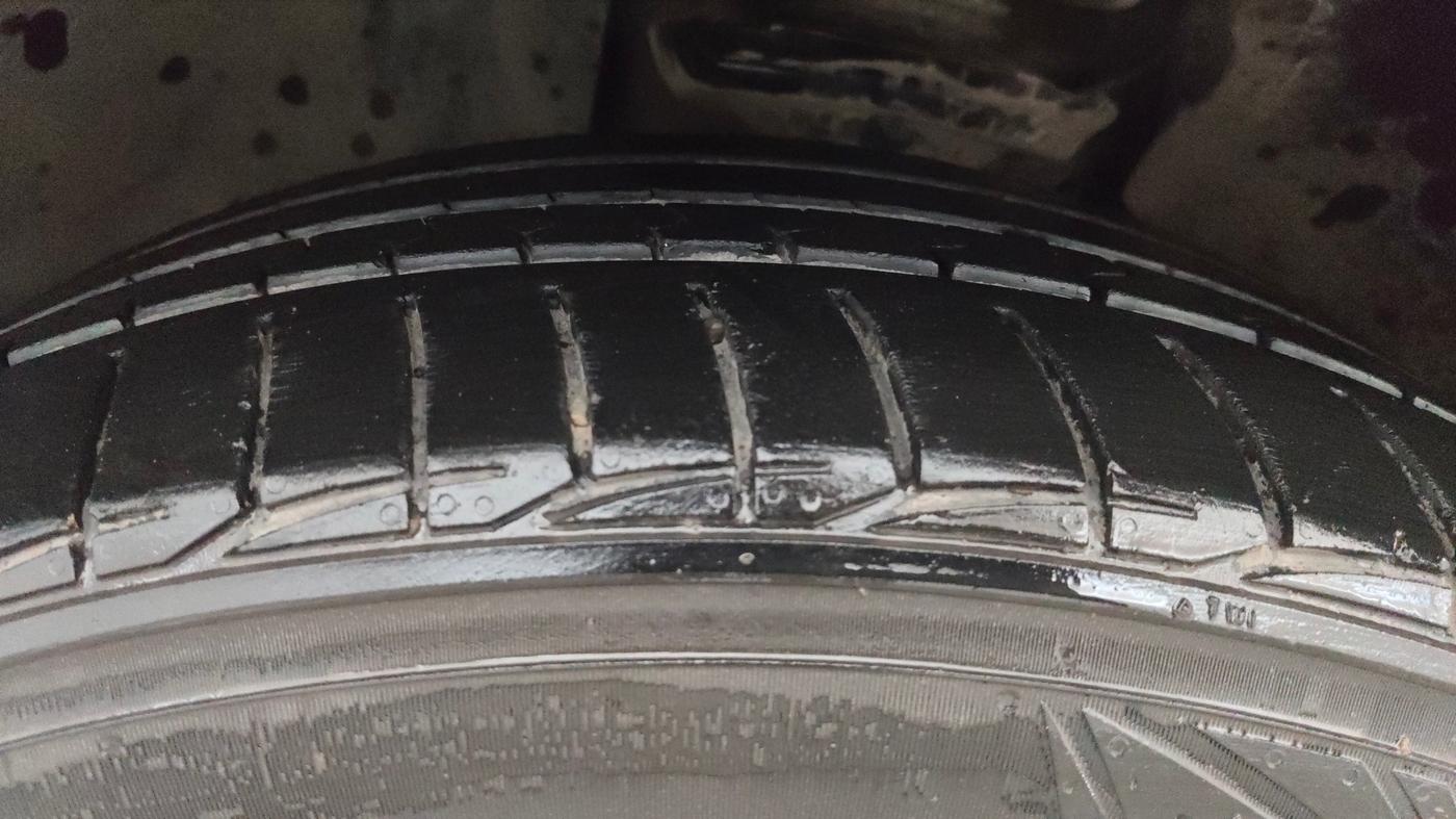 2021 Skoda Kodiaq Scout 2.0 TSI AT (4x4), Petrol, Automatic, 80,200 km, Left Front Tyre Tread