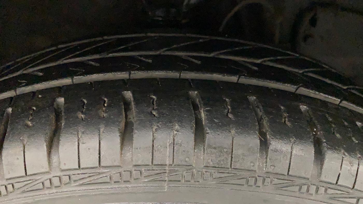 2017 Hyundai Eon 1.0 MAGNA + (O), Petrol, Manual, 25,581 km, Right Front Tyre Tread