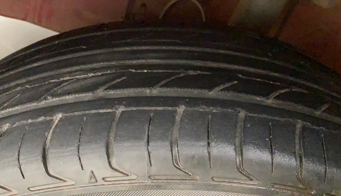 2015 Toyota Etios Liva V, Petrol, Manual, 70,386 km, Left Front Tyre Tread