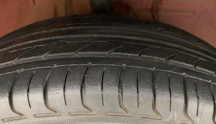 2015 Toyota Etios Liva V, Petrol, Manual, 70,386 km, Right Front Tyre Tread