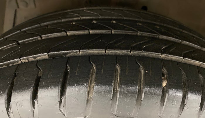 2014 Maruti Ciaz ZXI AMT, Petrol, Automatic, 82,635 km, Left Front Tyre Tread