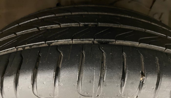 2014 Maruti Ciaz ZXI AMT, Petrol, Automatic, 82,635 km, Right Front Tyre Tread