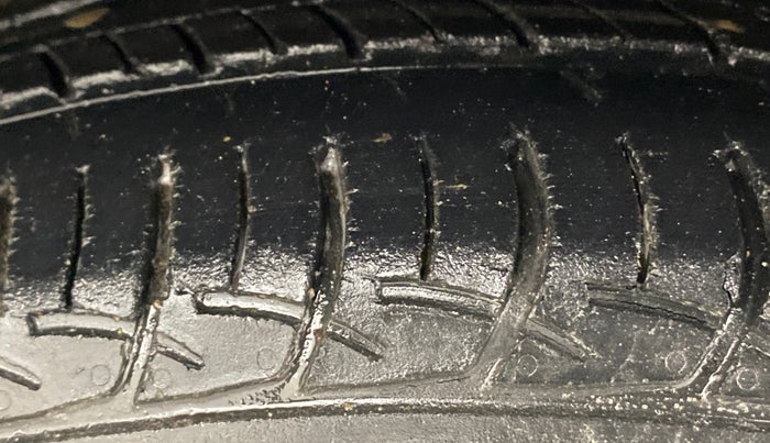 2018 Maruti Ciaz DELTA 1.5 SHVS MT PETROL, Petrol, Manual, 30,350 km, Left Front Tyre Tread