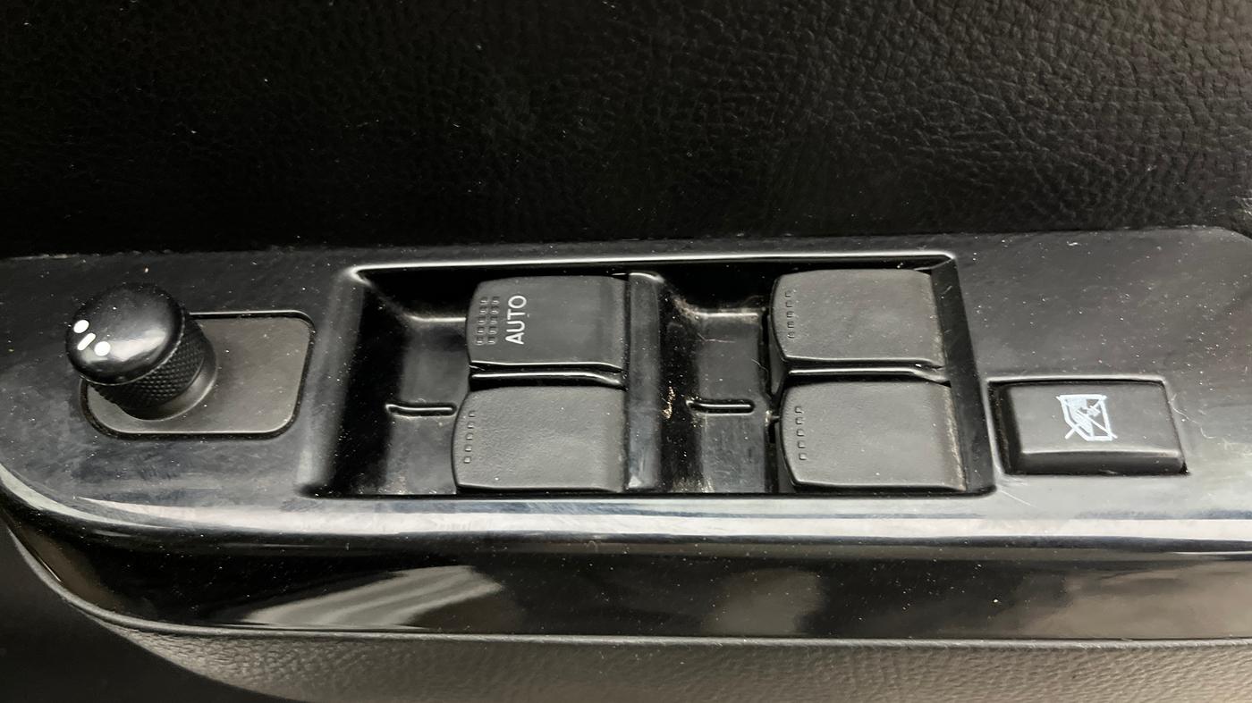 2017 Maruti Wagon R 1.0 VXI AMT, Petrol, Automatic, 23,129 km, Driver Side Door Panels Control