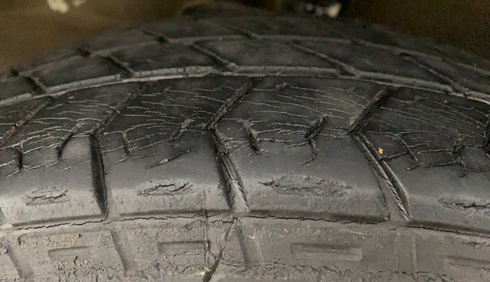 2014 Maruti Eeco 7 STR, Petrol, Manual, 47,079 km, Left Front Tyre Tread