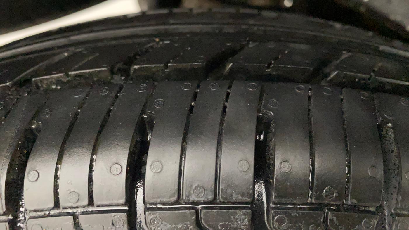 2014 Maruti Eeco 7 STR, Petrol, Manual, 47,079 km, Right Rear Tyre Tread