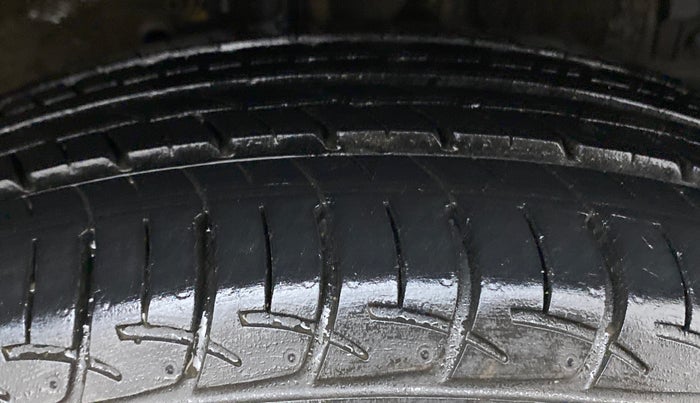 2014 Maruti Ertiga VXI CNG, CNG, Manual, 92,692 km, Right Front Tyre Tread