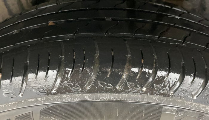 2023 Maruti XL6 ALPHA MT, Petrol, Manual, 32,459 km, Left Rear Tyre Tread