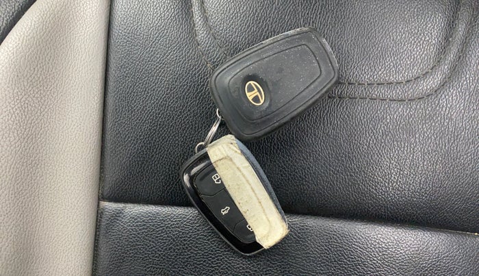 2020 Tata ALTROZ XT PETROL, Petrol, Manual, 68,720 km, Key Close Up