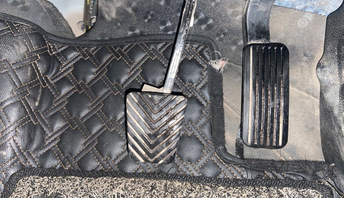 2023 KIA CARENS  PREMIUM 1.5 TURBO PETROL IMT 7 STR, Petrol, Manual, 45,765 km, Pedals