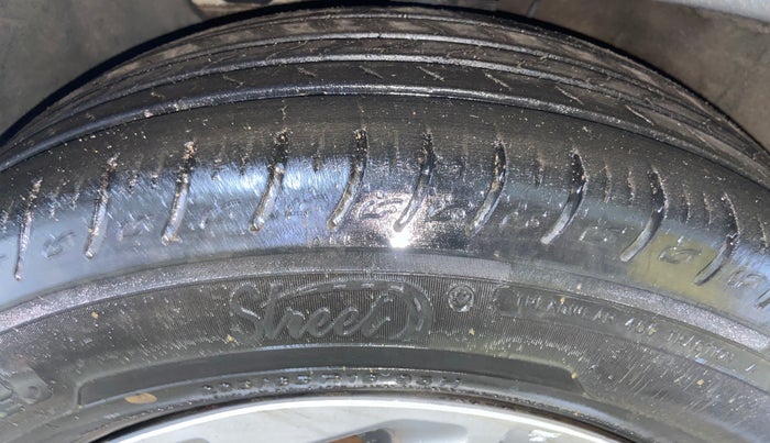 2023 KIA CARENS  PREMIUM 1.5 TURBO PETROL IMT 7 STR, Petrol, Manual, 45,765 km, Left Front Tyre Tread