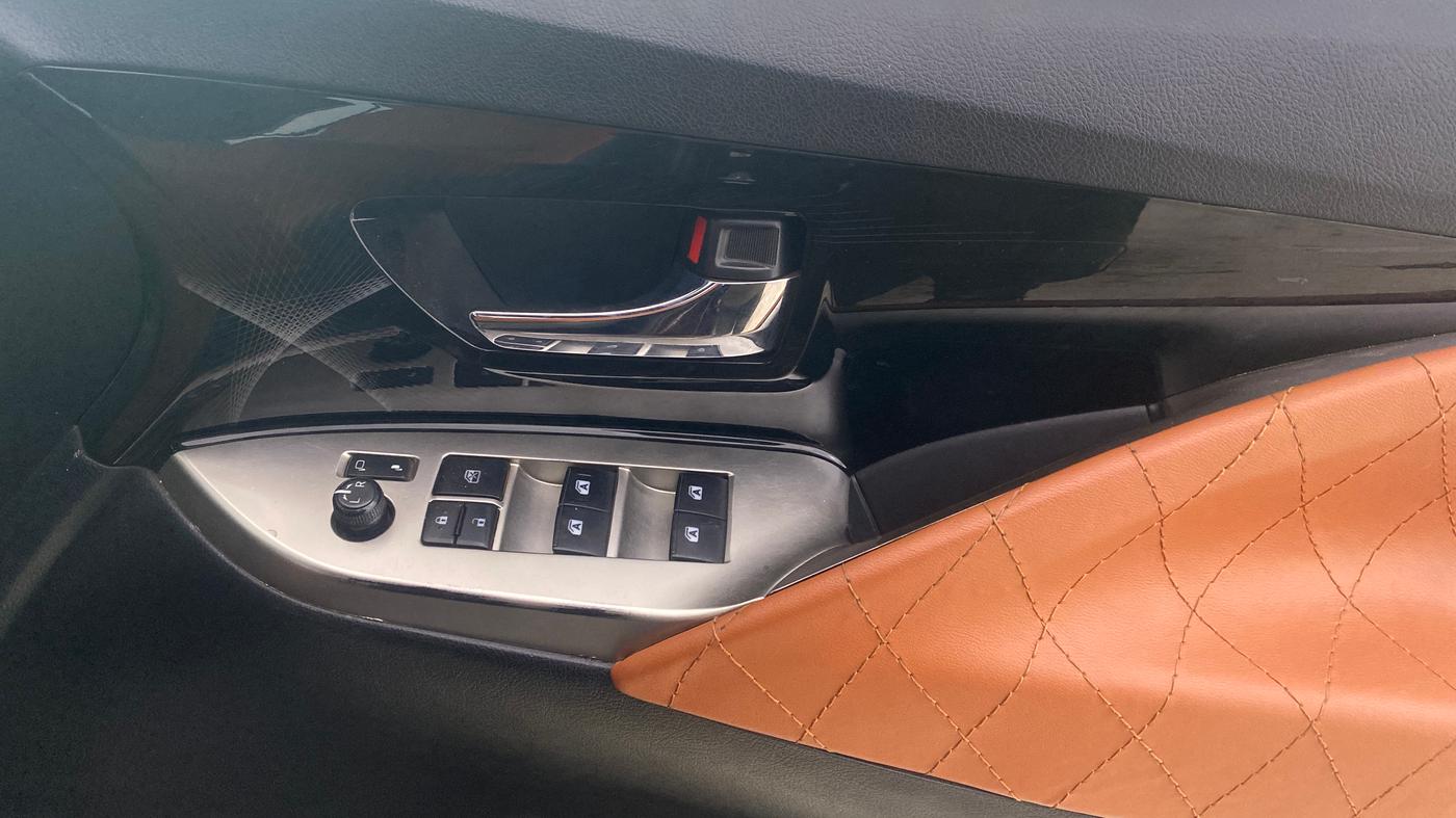 2018 Toyota Innova Crysta 2.8 ZX AT 7 STR, Diesel, Automatic, 1,07,889 km, Driver Side Door Panels Control