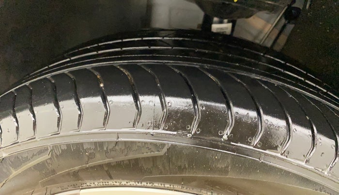 2025 Volkswagen TAIGUN TOPLINE 1.0 TSI AT, Petrol, Automatic, 5,074 km, Left Front Tyre Tread