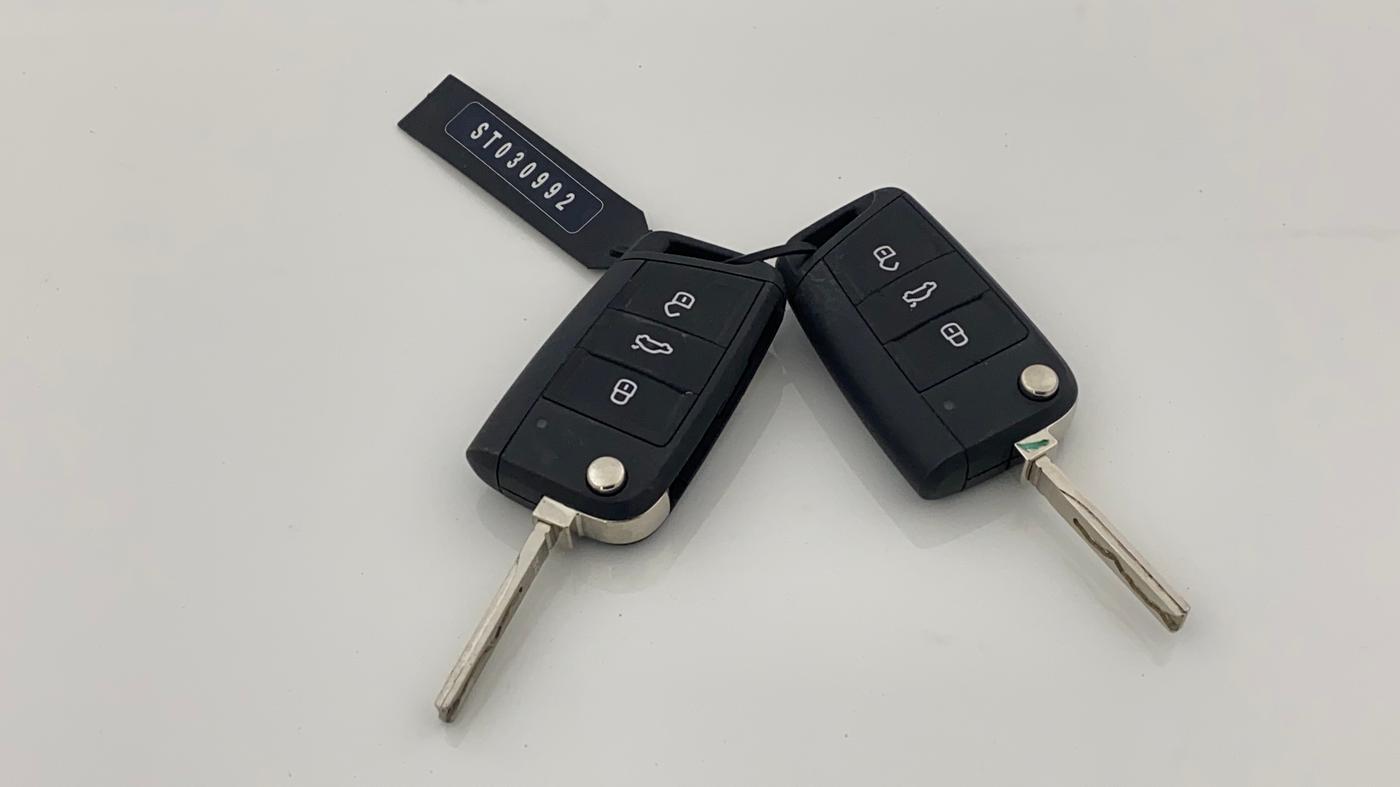 2025 Volkswagen TAIGUN TOPLINE 1.0 TSI AT, Petrol, Automatic, 5,120 km, Key Close Up