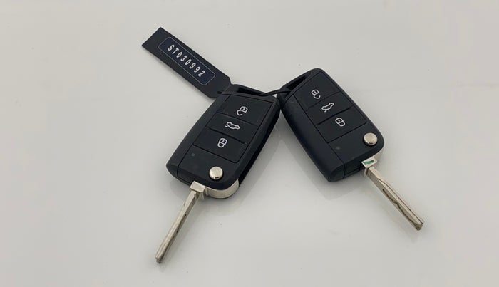 2025 Volkswagen TAIGUN TOPLINE 1.0 TSI AT, Petrol, Automatic, 5,074 km, Key Close Up