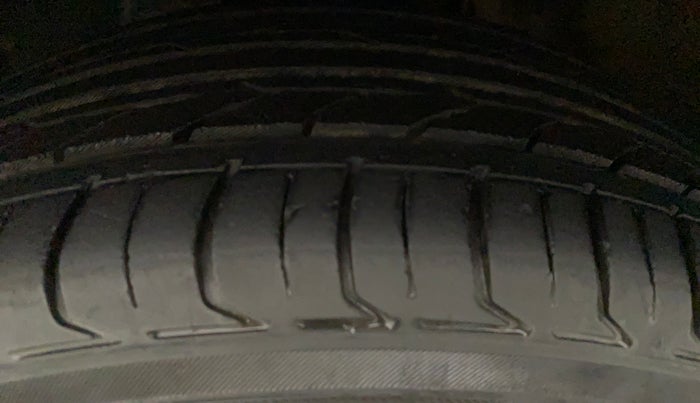 2014 Volkswagen Vento HIGHLINE 1.6 MPI, Petrol, Manual, 71,868 km, Right Front Tyre Tread