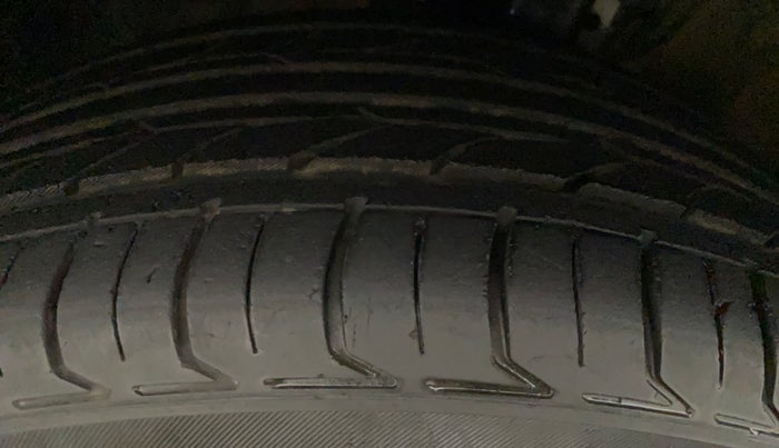 2014 Volkswagen Vento HIGHLINE 1.6 MPI, Petrol, Manual, 71,868 km, Right Rear Tyre Tread
