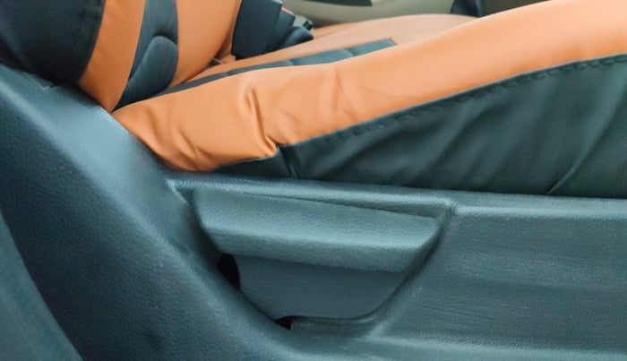 2017 Hyundai Eon MAGNA +, Petrol, Manual, 33,840 km, Driver Side Adjustment Panel