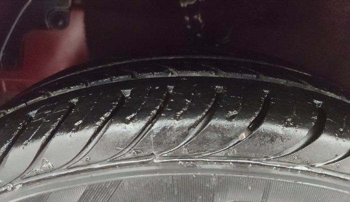 2017 Hyundai Eon MAGNA +, Petrol, Manual, 33,840 km, Left Front Tyre Tread