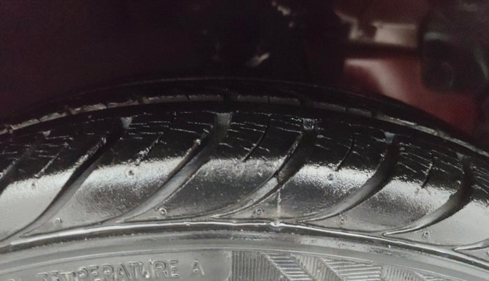 2017 Hyundai Eon MAGNA +, Petrol, Manual, 33,840 km, Right Front Tyre Tread