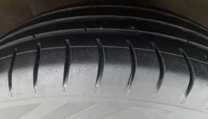 2012 Hyundai i20 MAGNA (O) 1.2, Petrol, Manual, 1,12,998 km, Right Front Tyre Tread