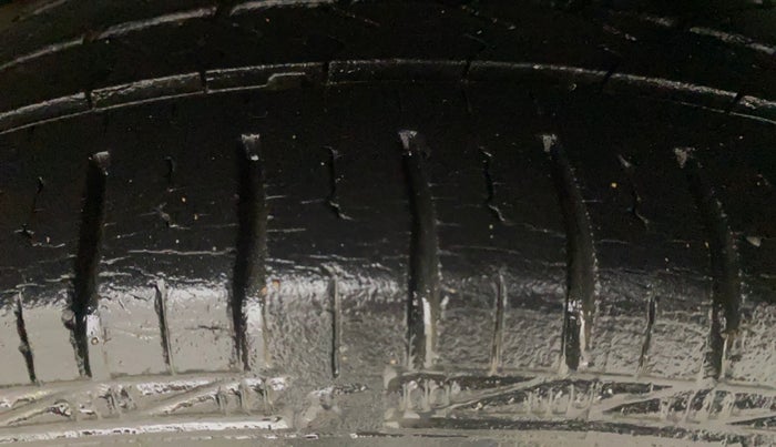 2015 Hyundai Eon SPORTZ, Petrol, Manual, 15,229 km, Left Rear Tyre Tread