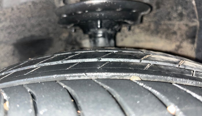 2018 Hyundai Grand i10 MAGNA 1.2 KAPPA VTVT, Petrol, Manual, 1,10,034 km, Right Front Tyre Tread