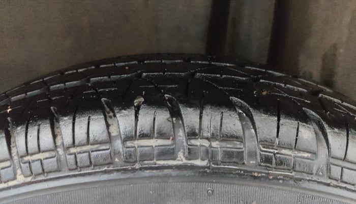 2014 Maruti Swift VXI, Petrol, Manual, 77,393 km, Left Rear Tyre Tread