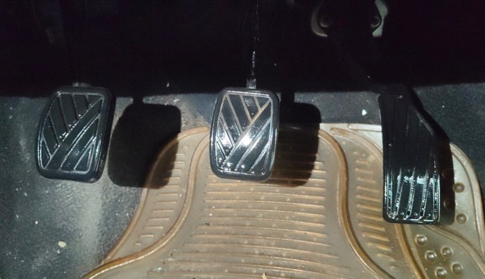 2014 Maruti Swift VXI, Petrol, Manual, 77,393 km, Pedals