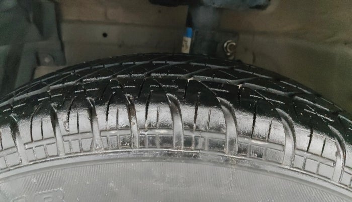 2014 Maruti Swift VXI, Petrol, Manual, 77,393 km, Left Front Tyre Tread
